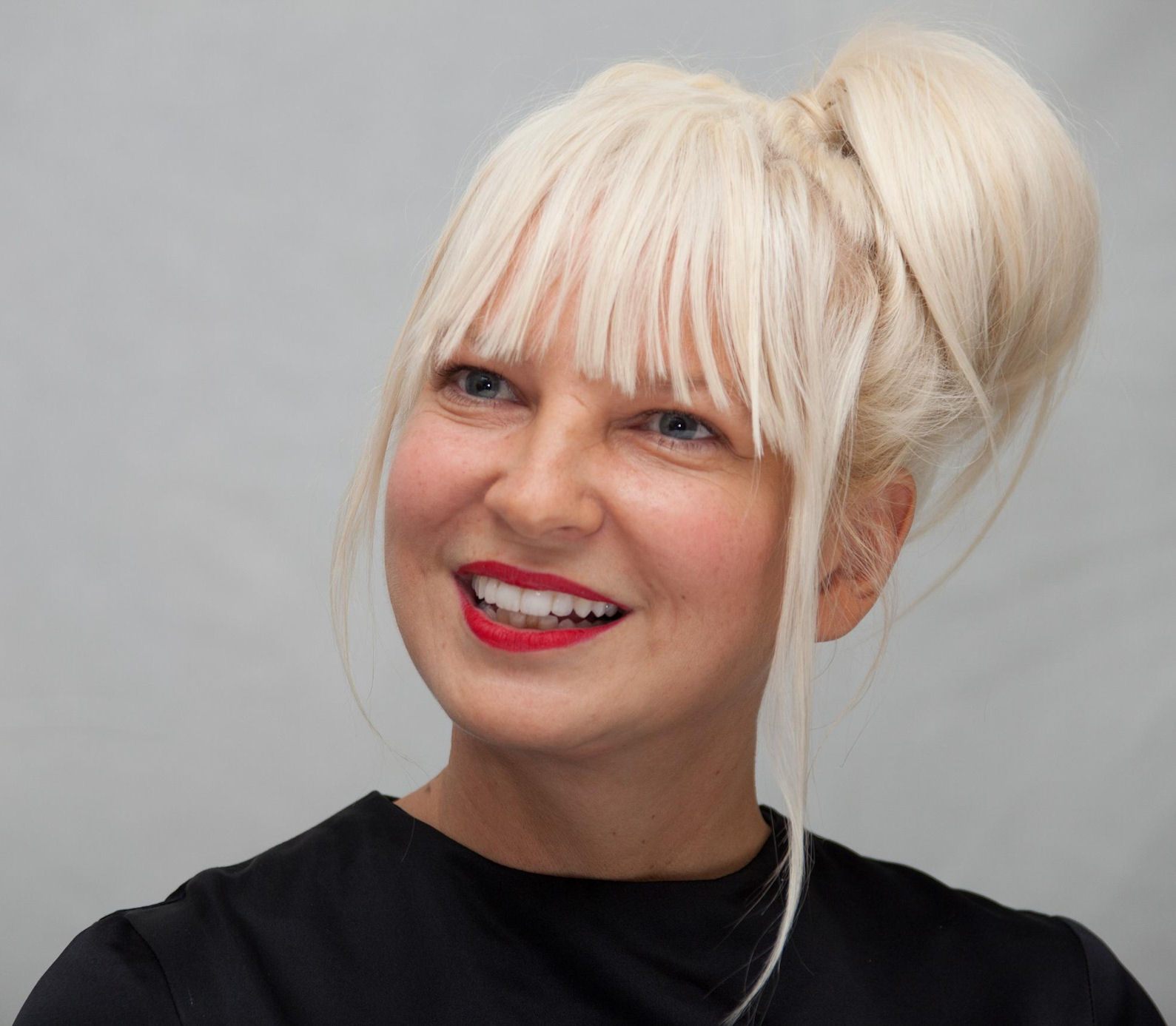 Albums 100+ Images Pictures Of Sia The Singer Updated 09/2023